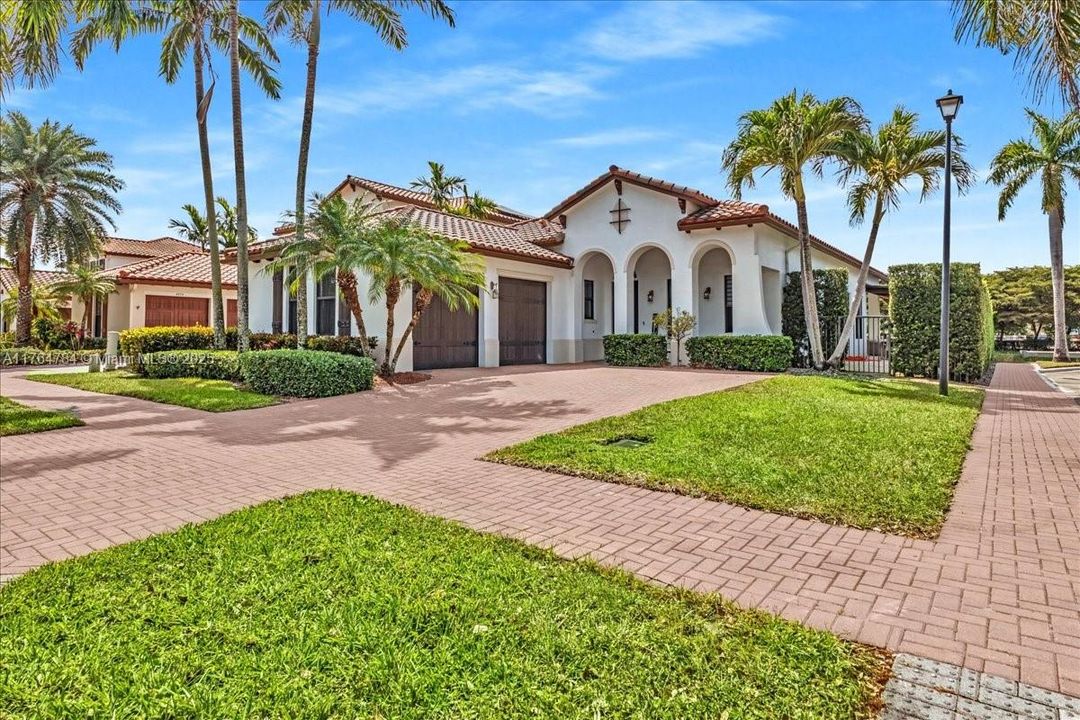 最近售出: $1,199,900 (4 贝兹, 3 浴室, 2232 平方英尺)