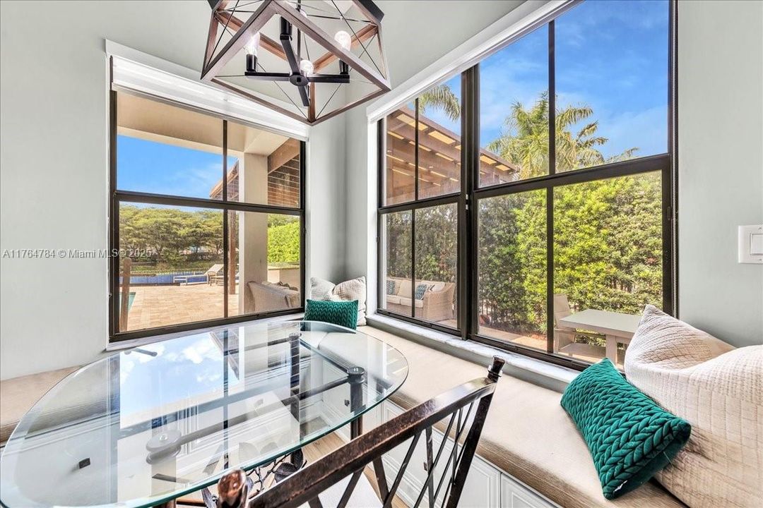 最近售出: $1,199,900 (4 贝兹, 3 浴室, 2232 平方英尺)