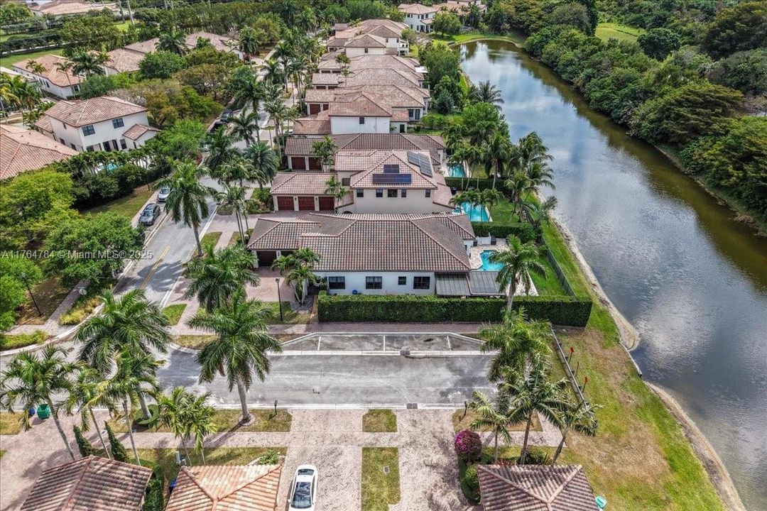 最近售出: $1,199,900 (4 贝兹, 3 浴室, 2232 平方英尺)