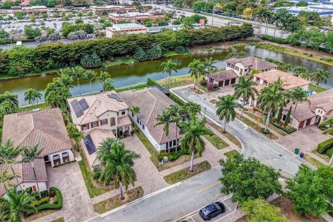 最近售出: $1,199,900 (4 贝兹, 3 浴室, 2232 平方英尺)