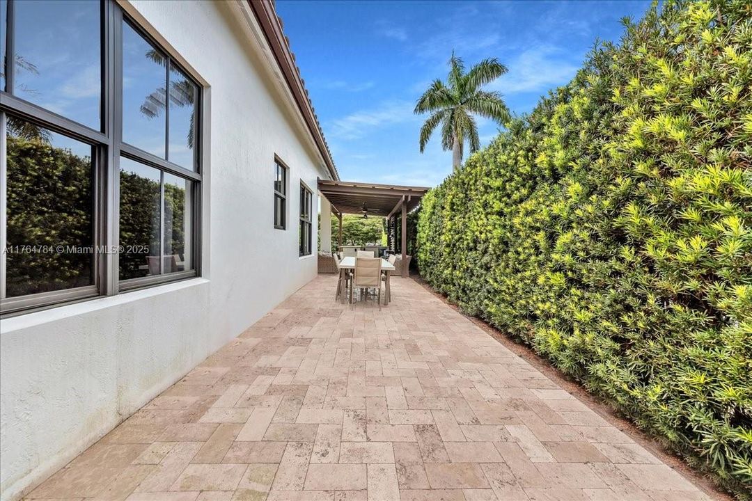 最近售出: $1,199,900 (4 贝兹, 3 浴室, 2232 平方英尺)