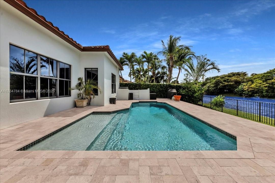 最近售出: $1,199,900 (4 贝兹, 3 浴室, 2232 平方英尺)