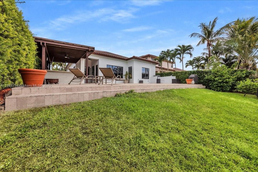 最近售出: $1,199,900 (4 贝兹, 3 浴室, 2232 平方英尺)