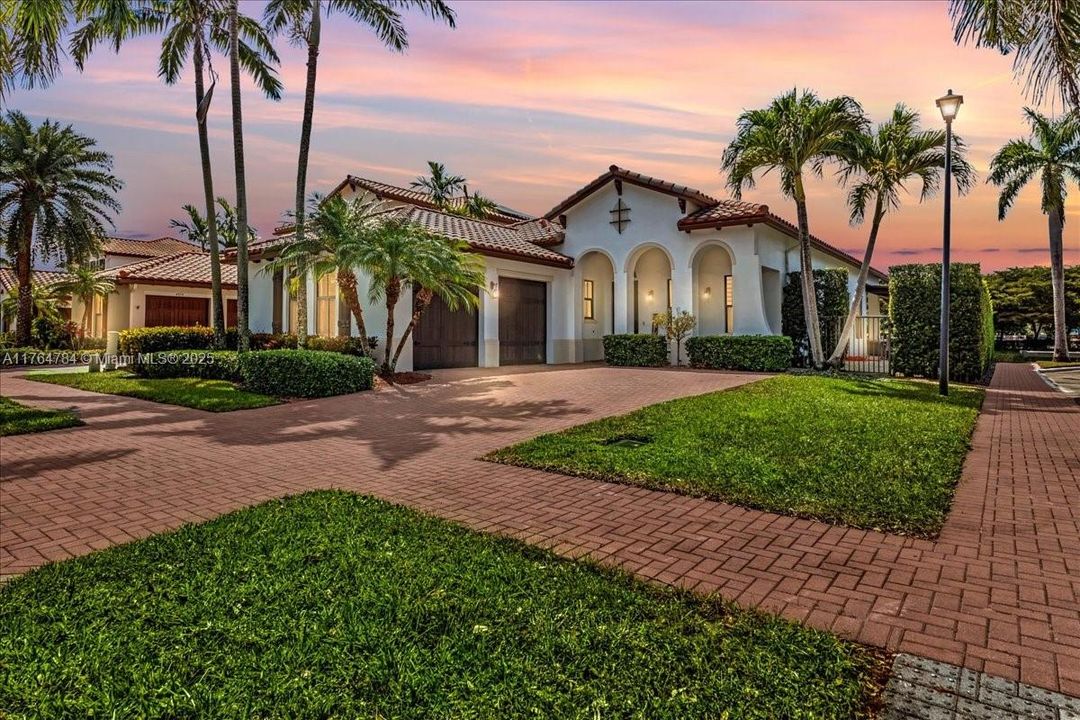 最近售出: $1,199,900 (4 贝兹, 3 浴室, 2232 平方英尺)