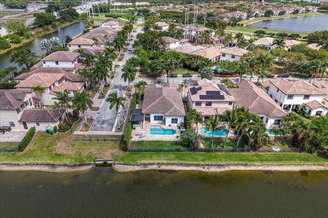 最近售出: $1,199,900 (4 贝兹, 3 浴室, 2232 平方英尺)