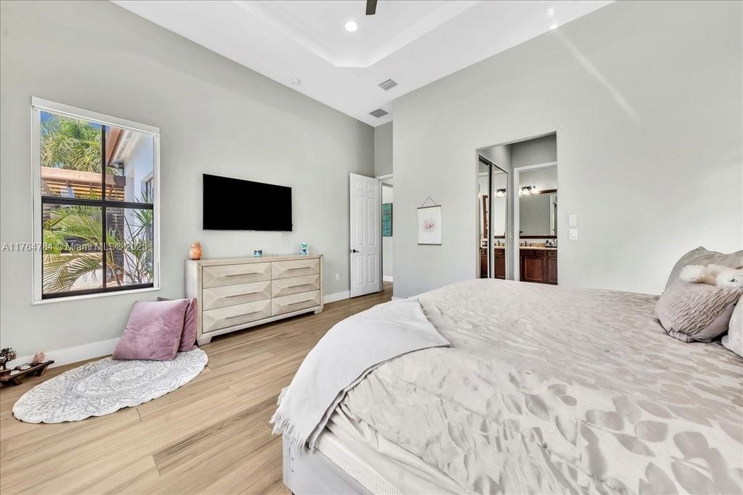 最近售出: $1,199,900 (4 贝兹, 3 浴室, 2232 平方英尺)