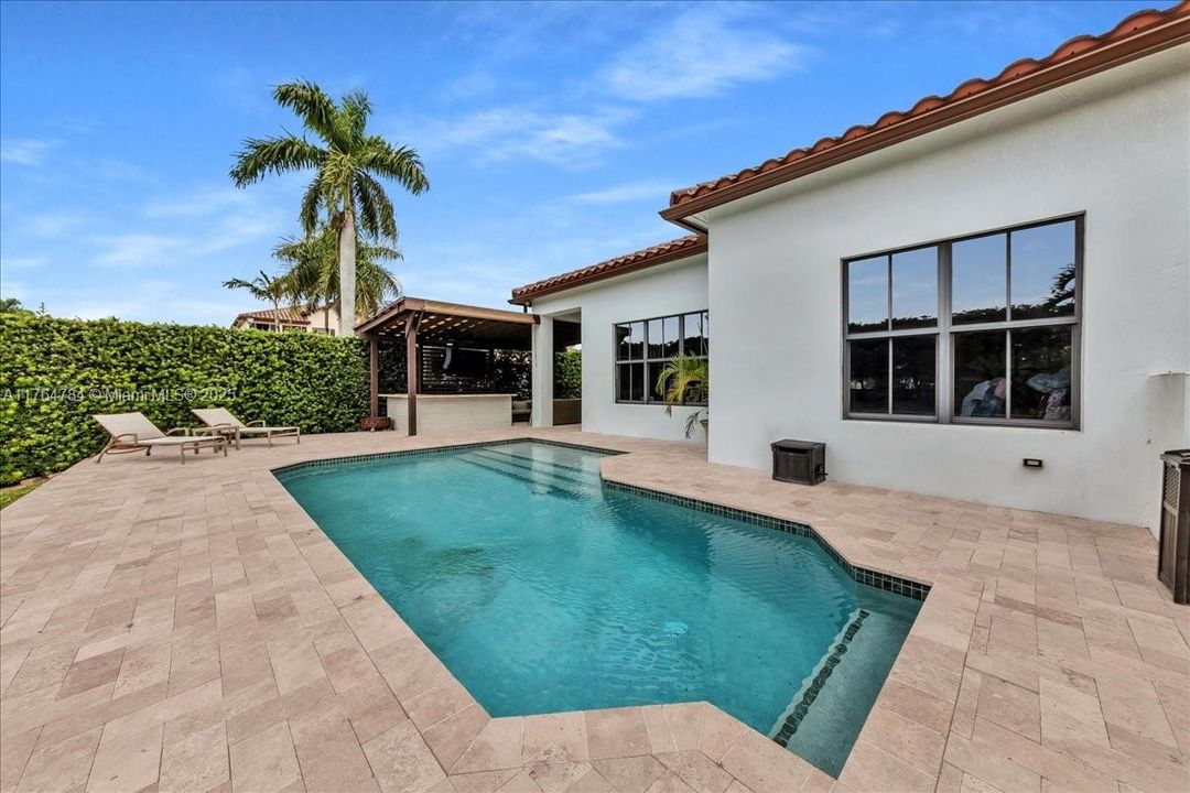 最近售出: $1,199,900 (4 贝兹, 3 浴室, 2232 平方英尺)