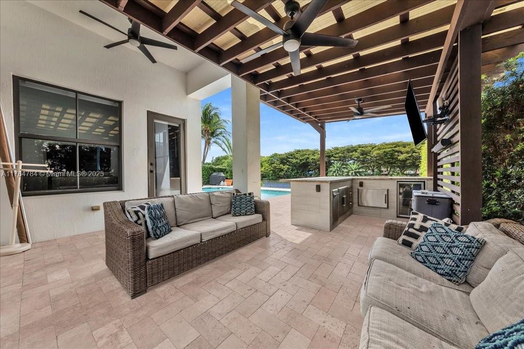 最近售出: $1,199,900 (4 贝兹, 3 浴室, 2232 平方英尺)