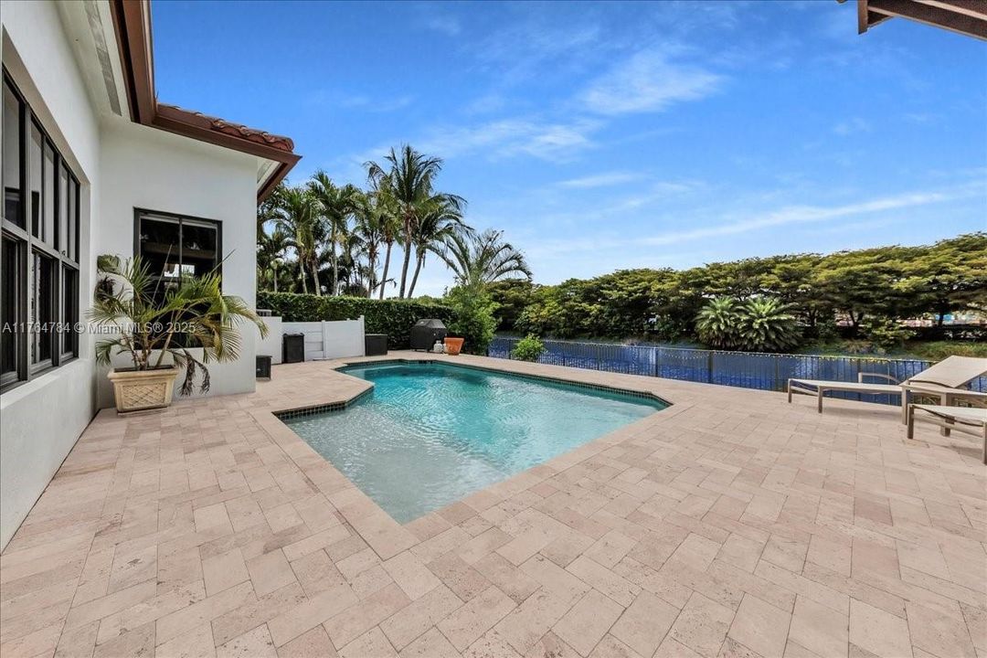 最近售出: $1,199,900 (4 贝兹, 3 浴室, 2232 平方英尺)