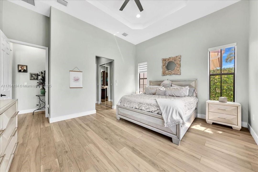 最近售出: $1,199,900 (4 贝兹, 3 浴室, 2232 平方英尺)