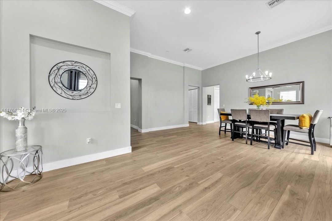 最近售出: $1,199,900 (4 贝兹, 3 浴室, 2232 平方英尺)