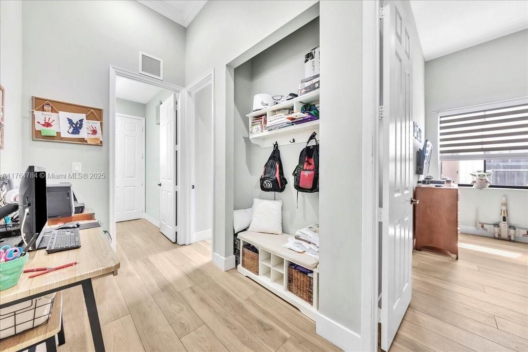 最近售出: $1,199,900 (4 贝兹, 3 浴室, 2232 平方英尺)