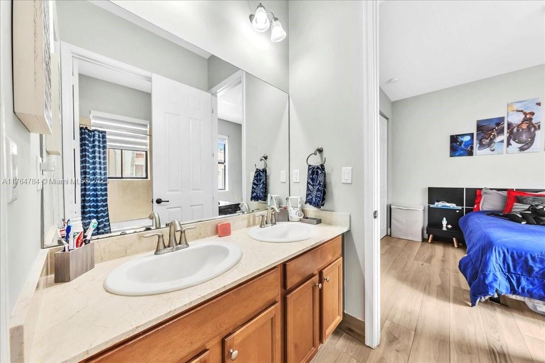 最近售出: $1,199,900 (4 贝兹, 3 浴室, 2232 平方英尺)