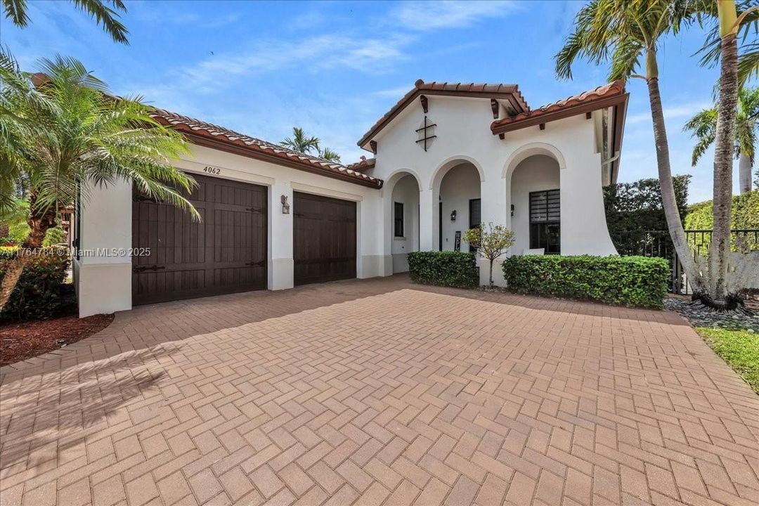 最近售出: $1,199,900 (4 贝兹, 3 浴室, 2232 平方英尺)