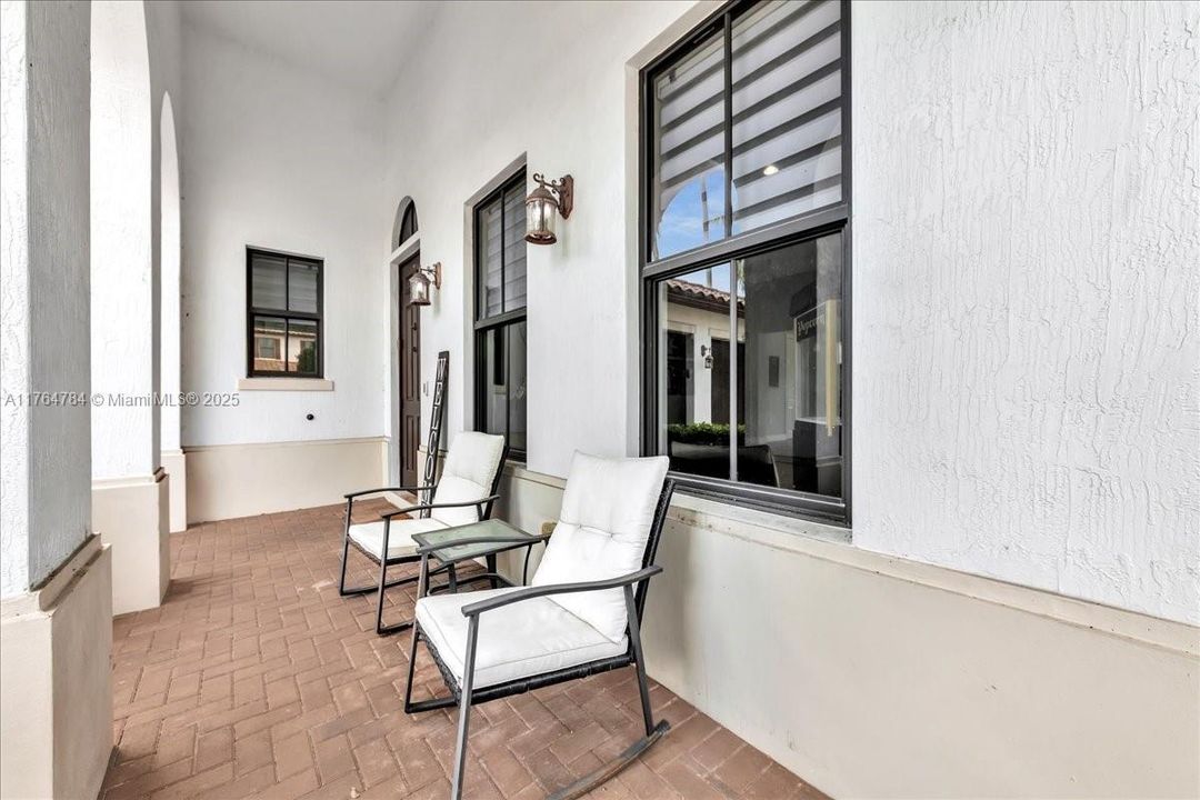 最近售出: $1,199,900 (4 贝兹, 3 浴室, 2232 平方英尺)