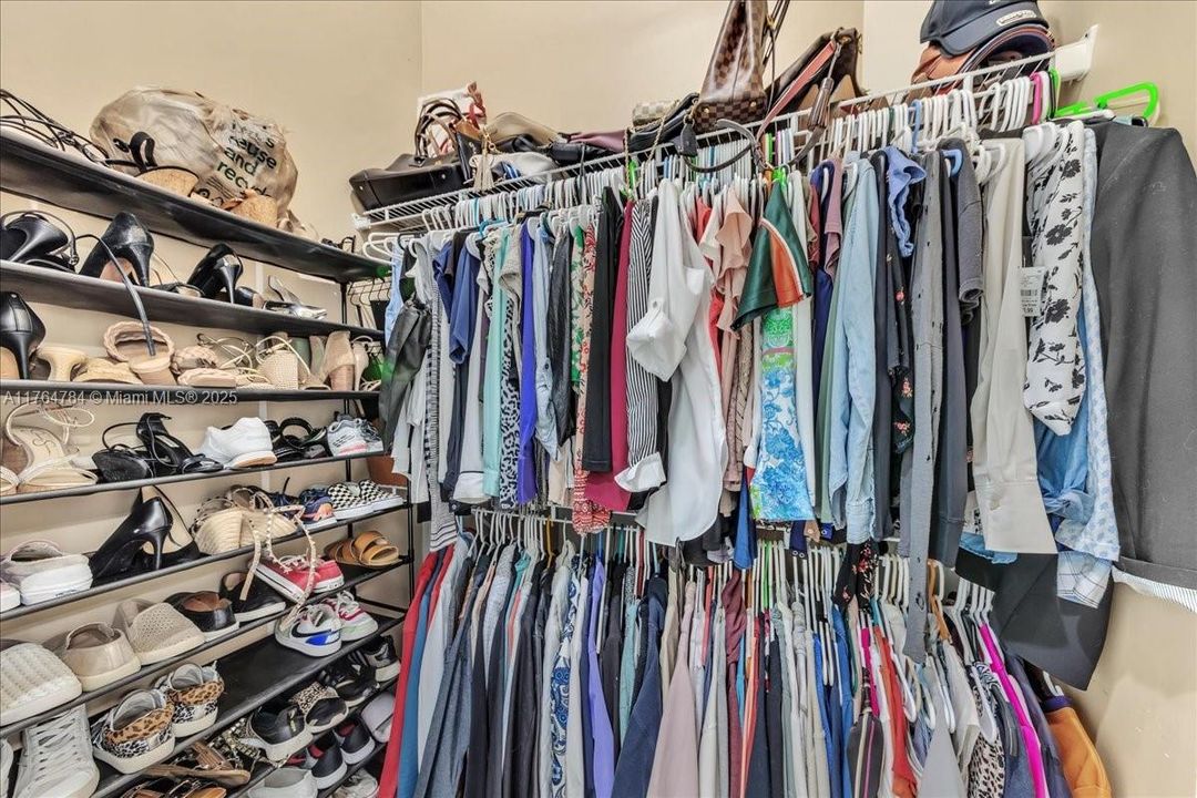 最近售出: $1,199,900 (4 贝兹, 3 浴室, 2232 平方英尺)