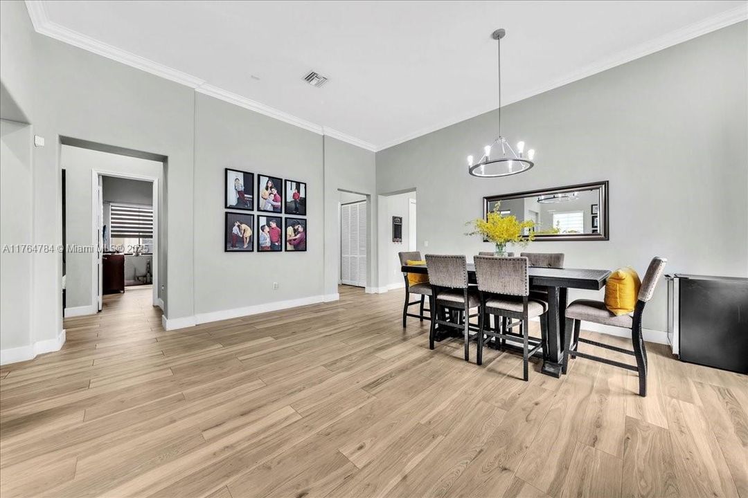 最近售出: $1,199,900 (4 贝兹, 3 浴室, 2232 平方英尺)