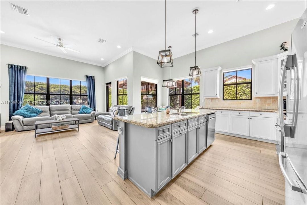 最近售出: $1,199,900 (4 贝兹, 3 浴室, 2232 平方英尺)