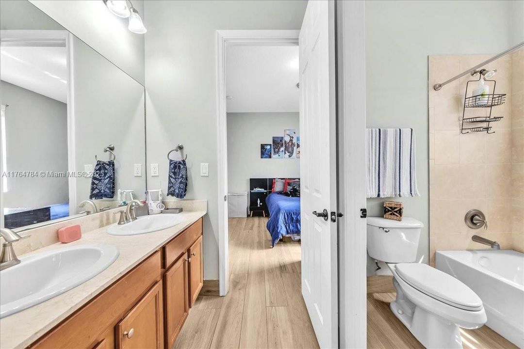 最近售出: $1,199,900 (4 贝兹, 3 浴室, 2232 平方英尺)