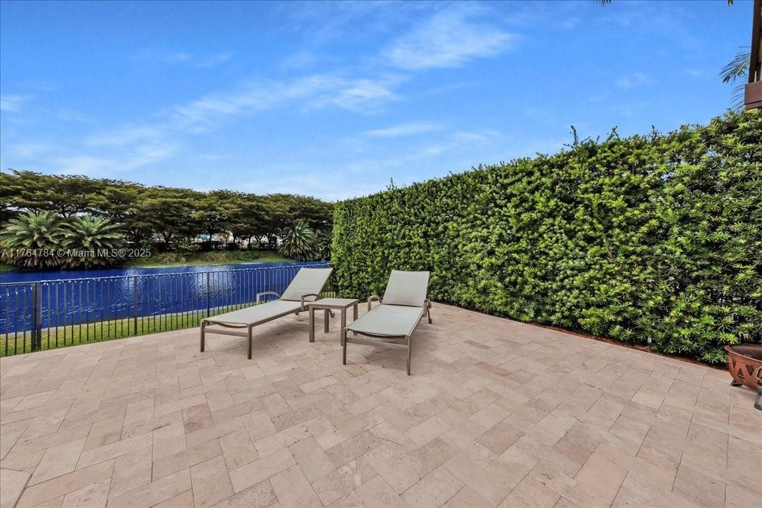 最近售出: $1,199,900 (4 贝兹, 3 浴室, 2232 平方英尺)