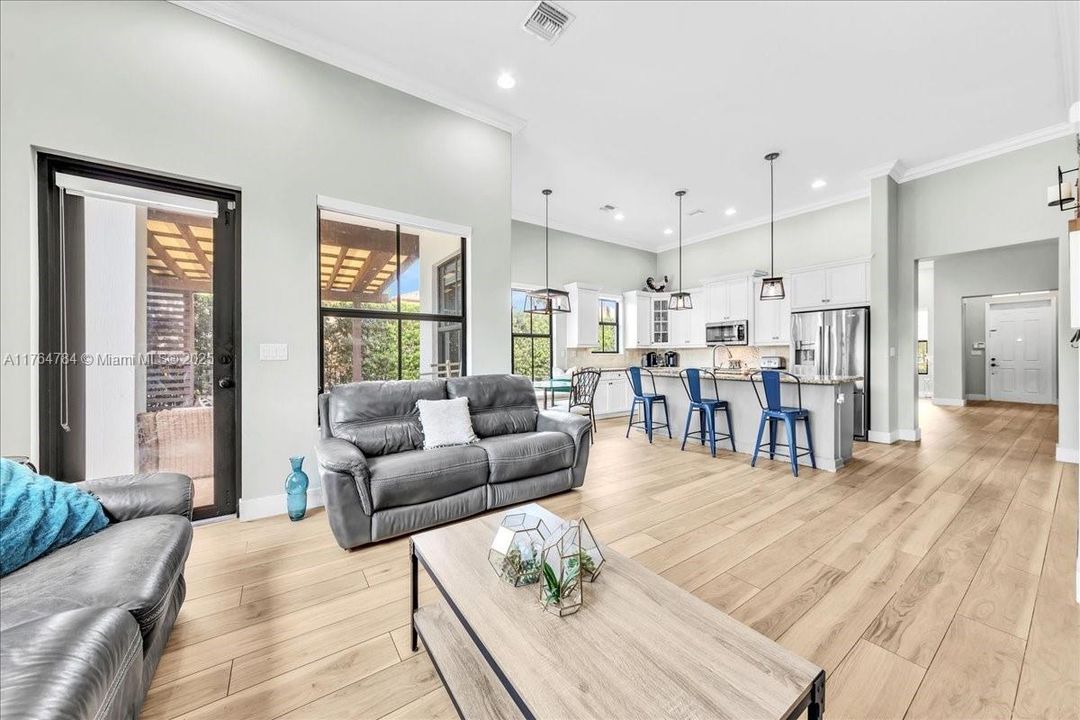 最近售出: $1,199,900 (4 贝兹, 3 浴室, 2232 平方英尺)