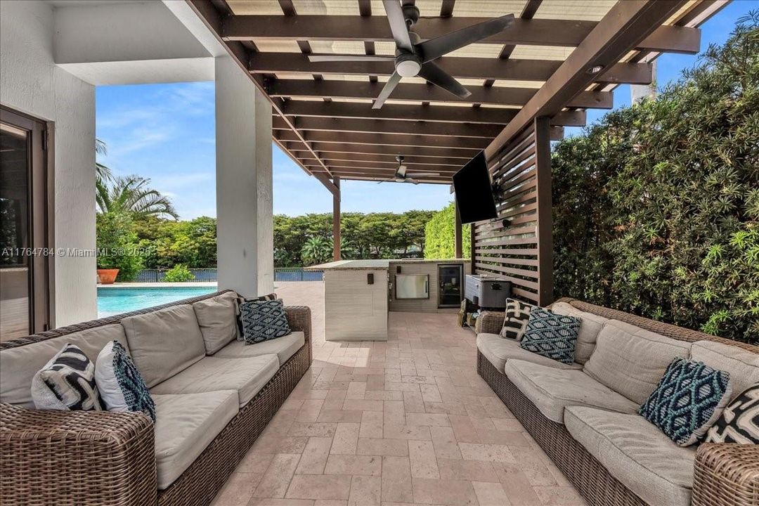 最近售出: $1,199,900 (4 贝兹, 3 浴室, 2232 平方英尺)