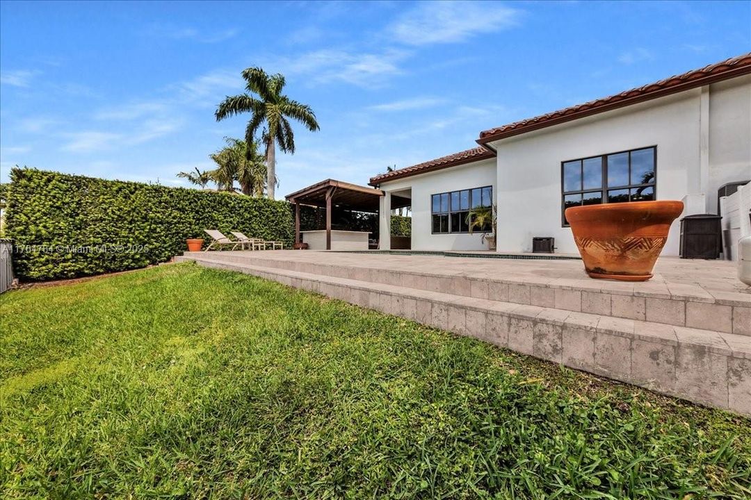 最近售出: $1,199,900 (4 贝兹, 3 浴室, 2232 平方英尺)