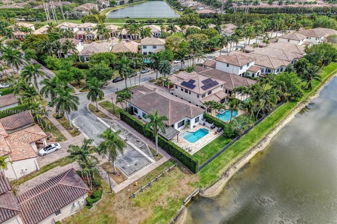 最近售出: $1,199,900 (4 贝兹, 3 浴室, 2232 平方英尺)