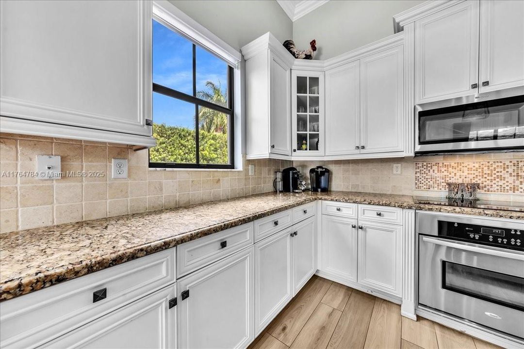 最近售出: $1,199,900 (4 贝兹, 3 浴室, 2232 平方英尺)