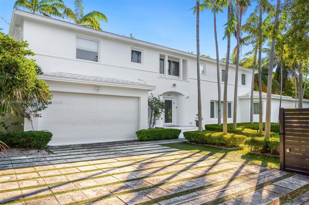 Recently Sold: $4,650,000 (6 beds, 6 baths, 4079 Square Feet)