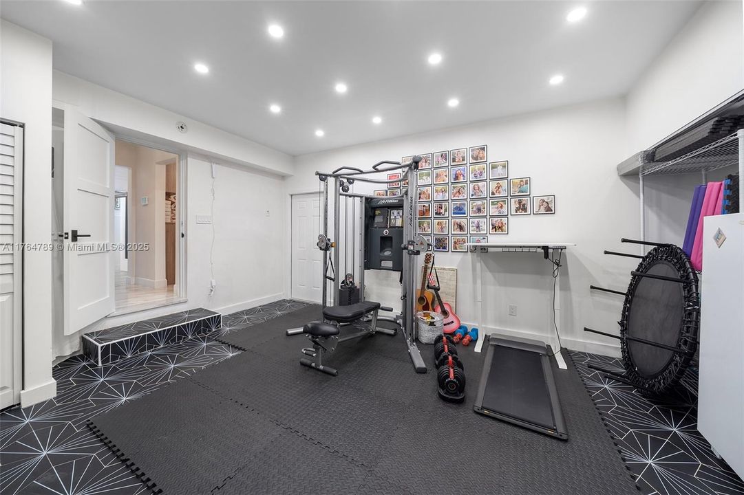 Recently Sold: $4,650,000 (6 beds, 6 baths, 4079 Square Feet)