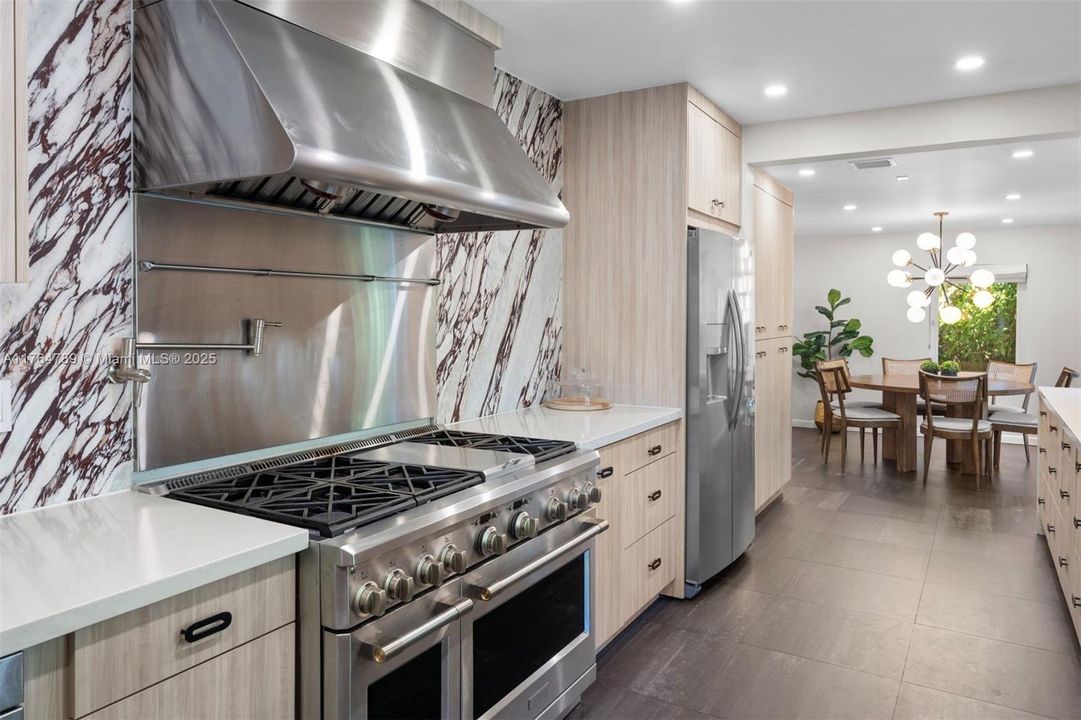 Recently Sold: $4,650,000 (6 beds, 6 baths, 4079 Square Feet)