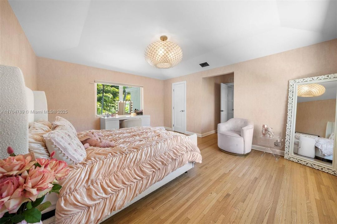 Recently Sold: $4,650,000 (6 beds, 6 baths, 4079 Square Feet)