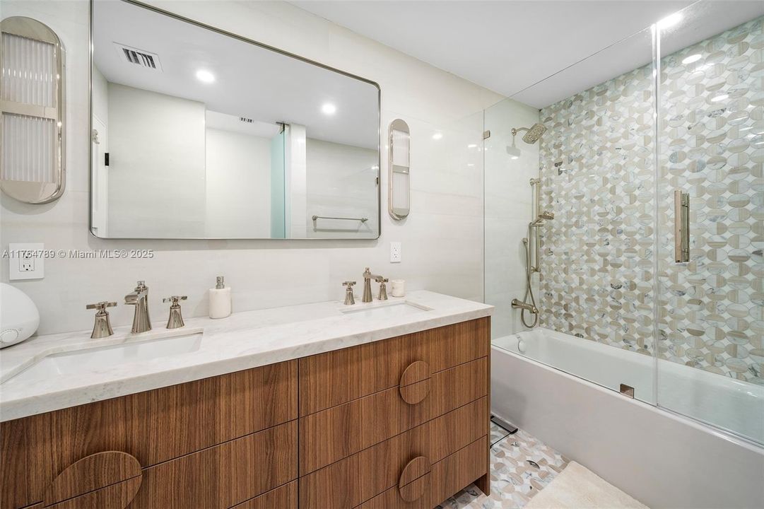 Recently Sold: $4,650,000 (6 beds, 6 baths, 4079 Square Feet)