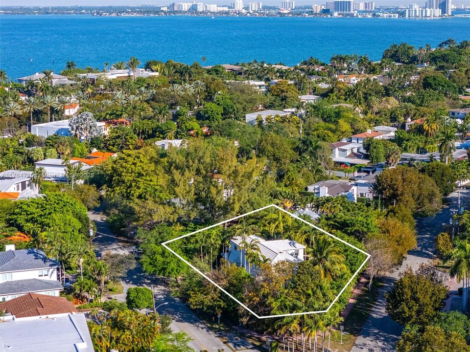 Recently Sold: $4,650,000 (6 beds, 6 baths, 4079 Square Feet)