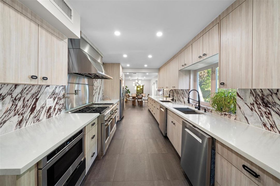 Recently Sold: $4,650,000 (6 beds, 6 baths, 4079 Square Feet)