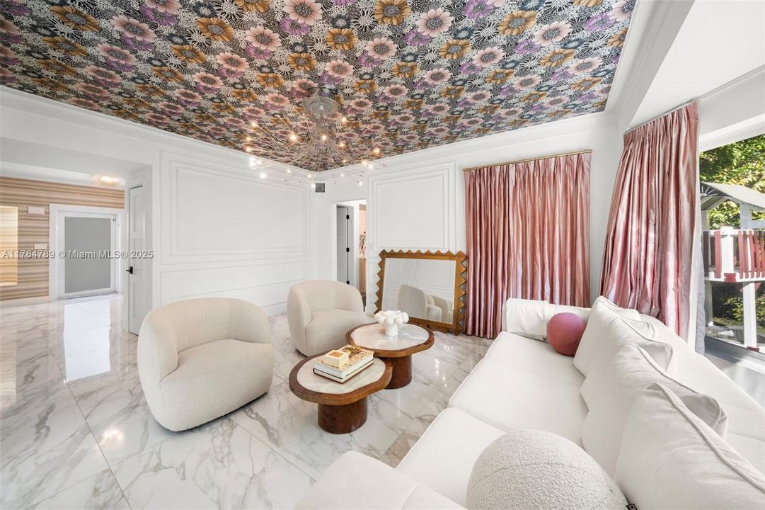 Recently Sold: $4,650,000 (6 beds, 6 baths, 4079 Square Feet)