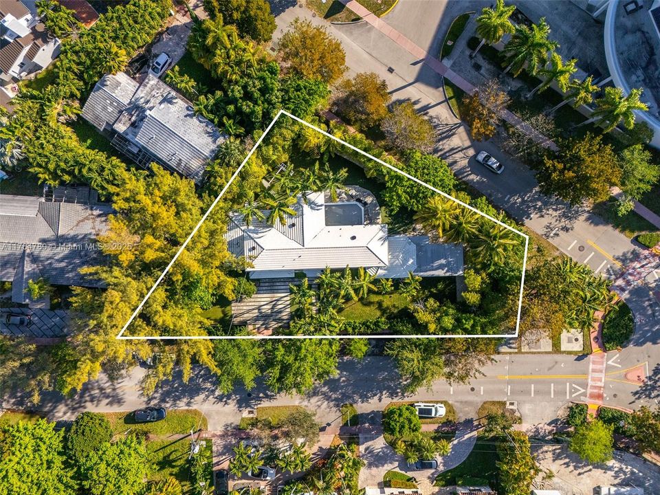 Recently Sold: $4,650,000 (6 beds, 6 baths, 4079 Square Feet)