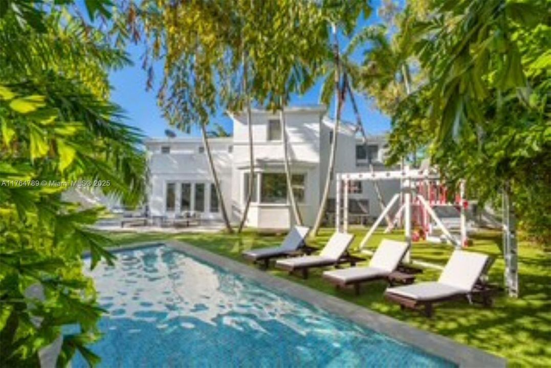 Recently Sold: $4,650,000 (6 beds, 6 baths, 4079 Square Feet)