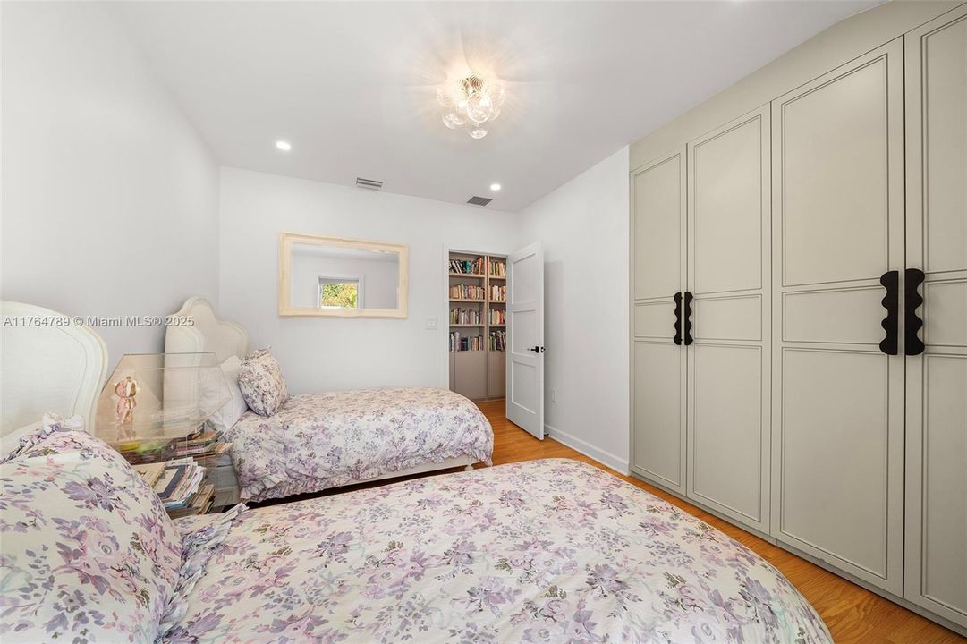 Recently Sold: $4,650,000 (6 beds, 6 baths, 4079 Square Feet)