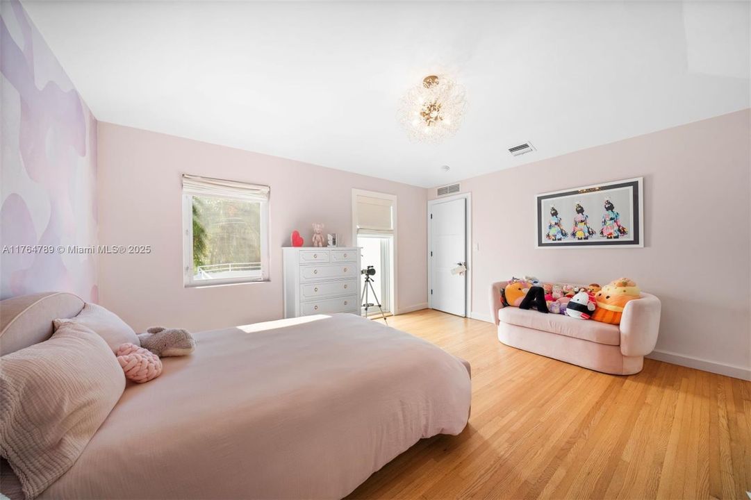 Recently Sold: $4,650,000 (6 beds, 6 baths, 4079 Square Feet)