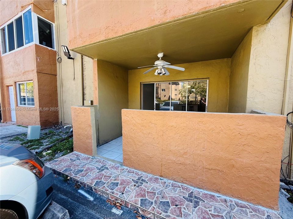 最近售出: $229,000 (2 贝兹, 2 浴室, 880 平方英尺)