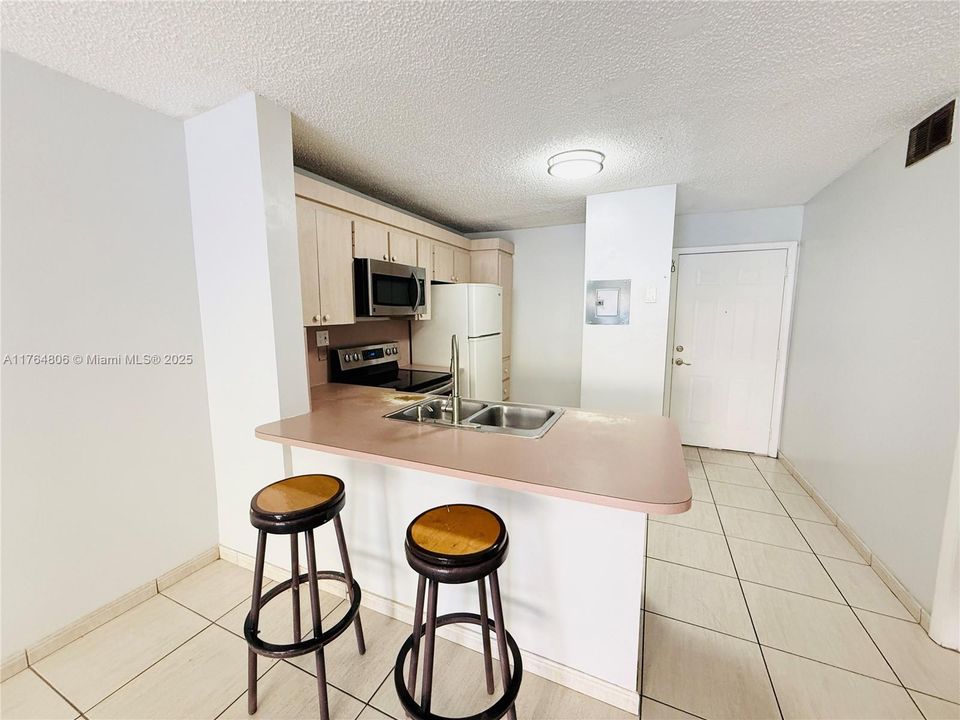 最近售出: $229,000 (2 贝兹, 2 浴室, 880 平方英尺)