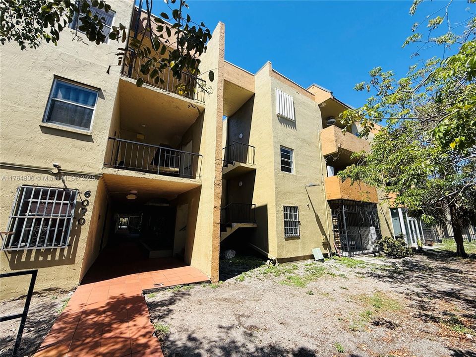 最近售出: $229,000 (2 贝兹, 2 浴室, 880 平方英尺)