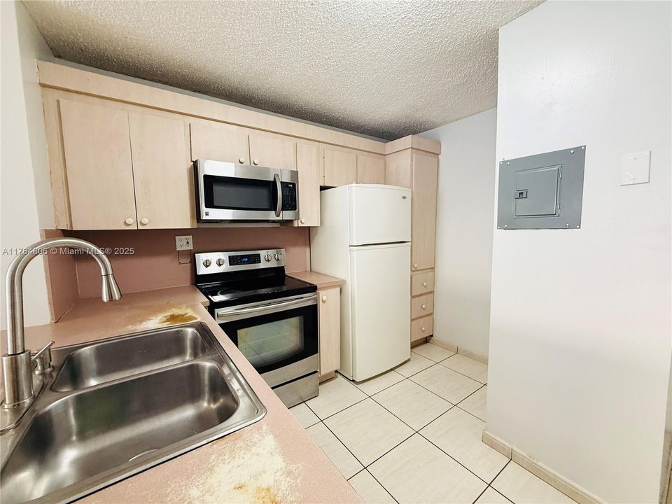 最近售出: $229,000 (2 贝兹, 2 浴室, 880 平方英尺)