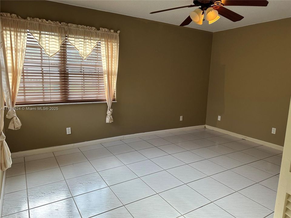 最近售出: $775,000 (3 贝兹, 2 浴室, 2053 平方英尺)