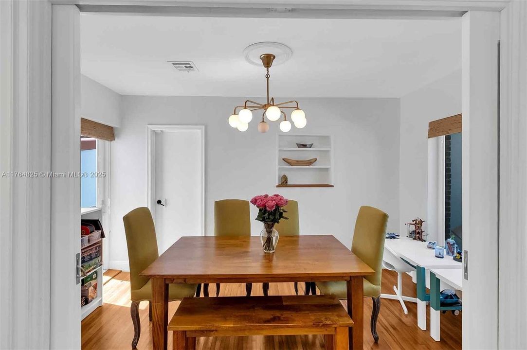 Vendido Recientemente: $1,375,000 (3 camas, 2 baños, 1914 Pies cuadrados)