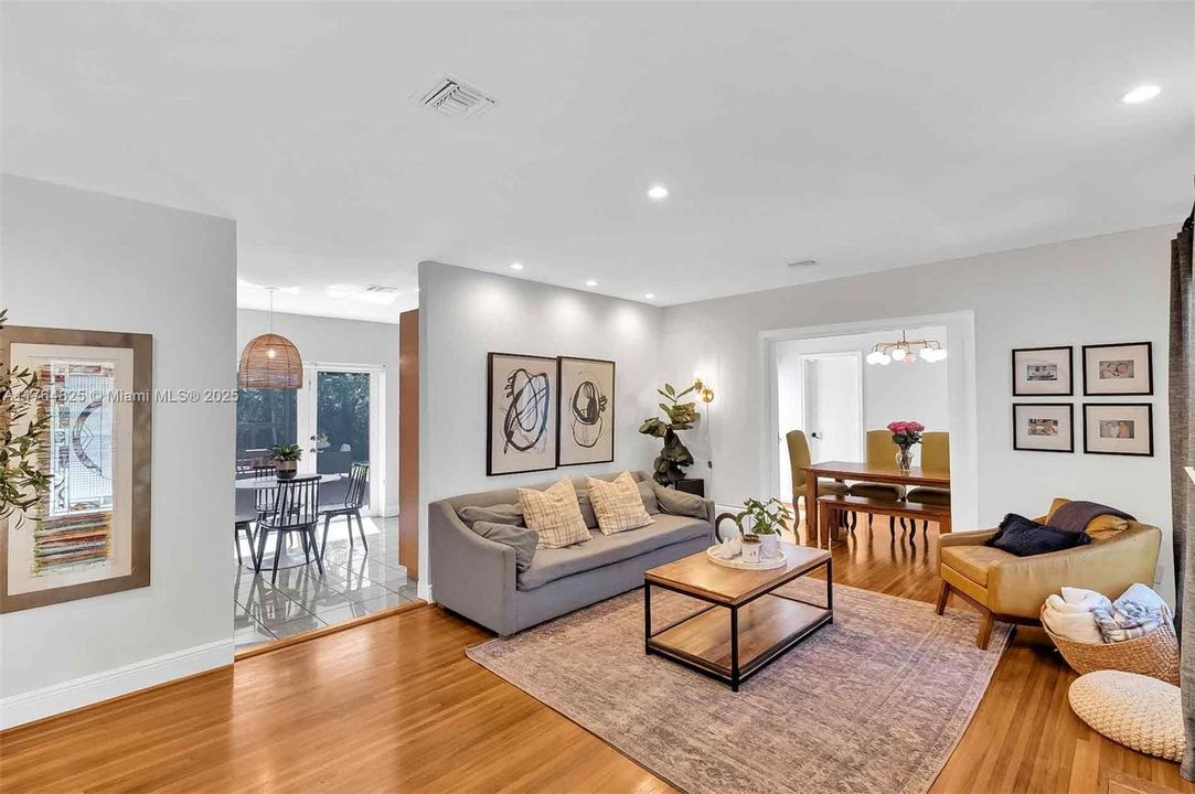 Vendido Recientemente: $1,375,000 (3 camas, 2 baños, 1914 Pies cuadrados)