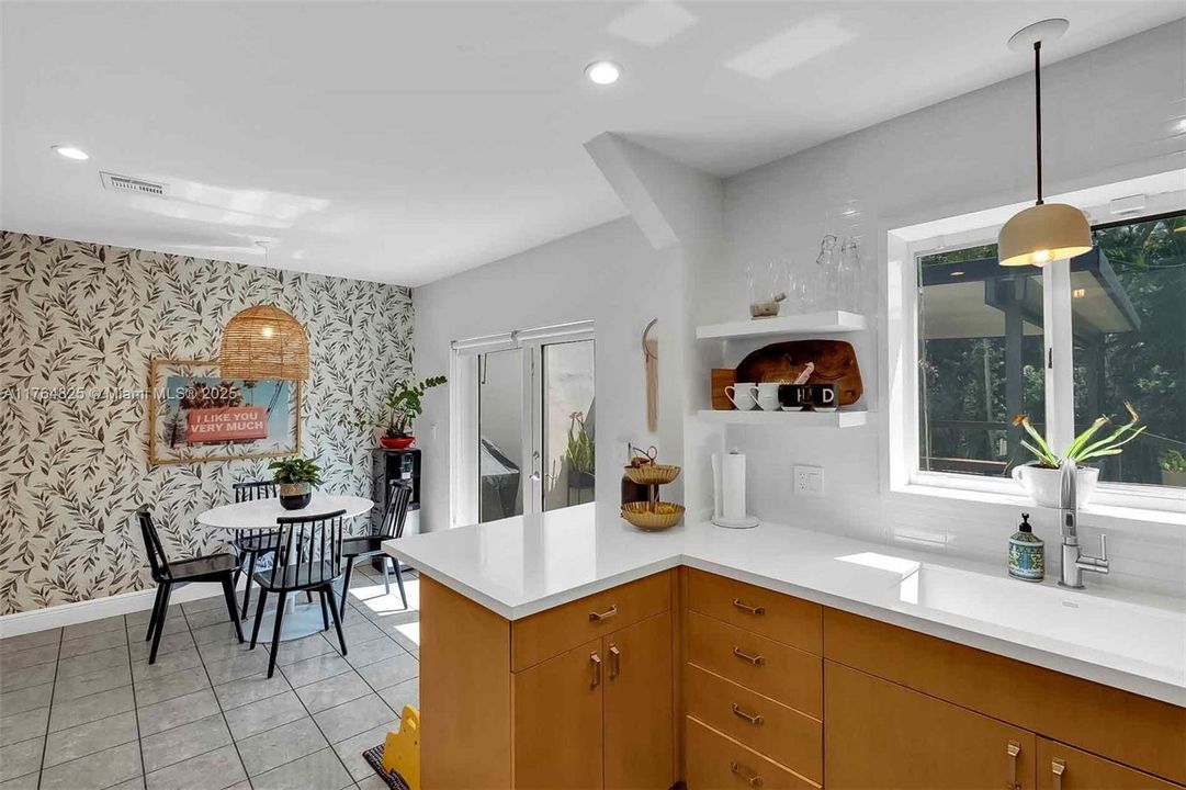 Vendido Recientemente: $1,375,000 (3 camas, 2 baños, 1914 Pies cuadrados)