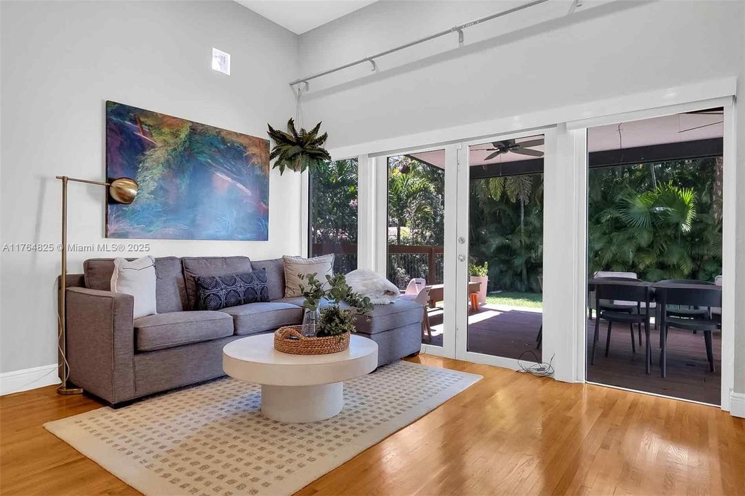 Vendido Recientemente: $1,375,000 (3 camas, 2 baños, 1914 Pies cuadrados)